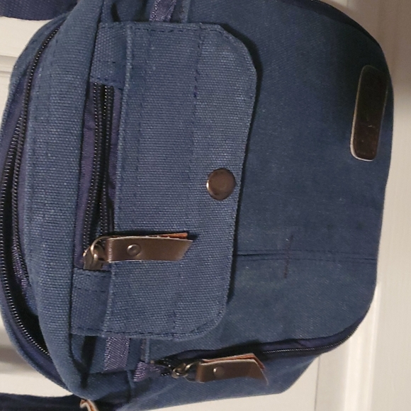 Maze Crossbody - Picture 4 of 10